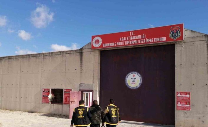 Polis, müşteri kılığında girdiği dükkanda 22 yıl kesinleşmiş hapis cezası bulunan şahsı yakaladı