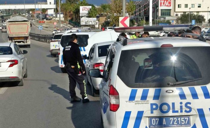 Polisin lastiklerini patlatarak durdurduğu ehliyetsiz sürücü: "Ehliyetsiziz diye araba mı kullanmayalım"