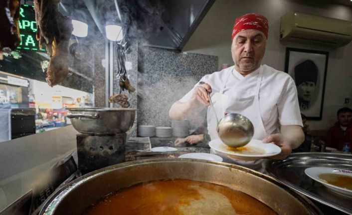 Sadece Güney Doğu’da değil İzmir’in o ilçesi de güne kebapla başlıyor