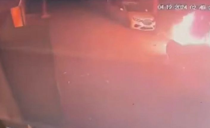 Şanlıurfa’da park halindeki otomobilin kundaklanma anı kamerada