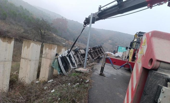 Şarampole devrilen tırda yüklü talaşlar yola saçıldı