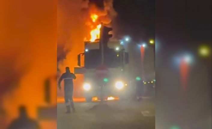 Seyir halindeki tır alev alarak yandı