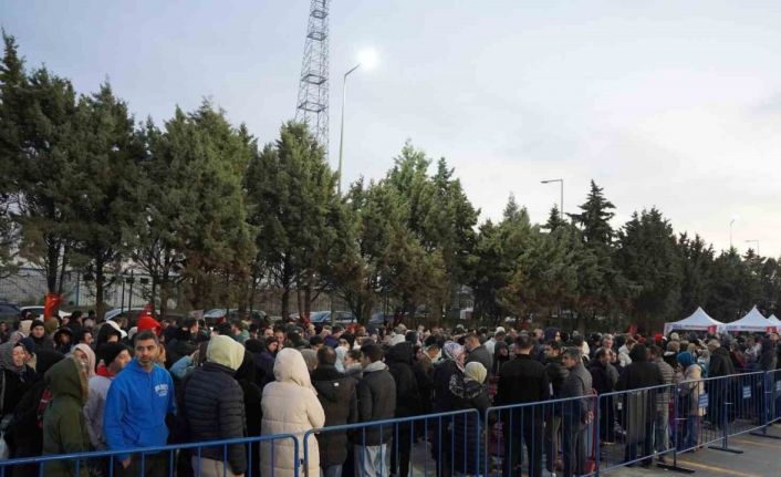 Silivri’de market açılışında verilecek bin TL’lik hediye çeki için vatandaşlar akşamdan çadır kurup bekledi