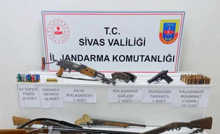 Sivas’ta baskın yapılan evden cephanelik çıktı