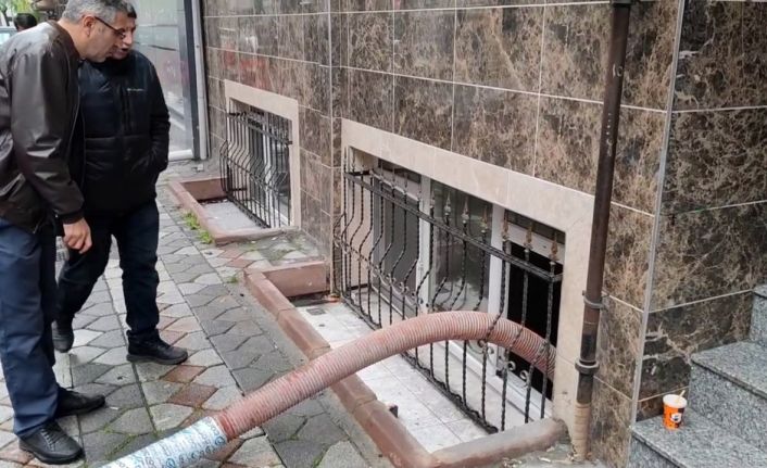 Sultangazi’de yağış sonrası yol çöktü, ev ve işyerlerini su bastı: Vatandaşlar İSKİ’ye tepki gösterdi