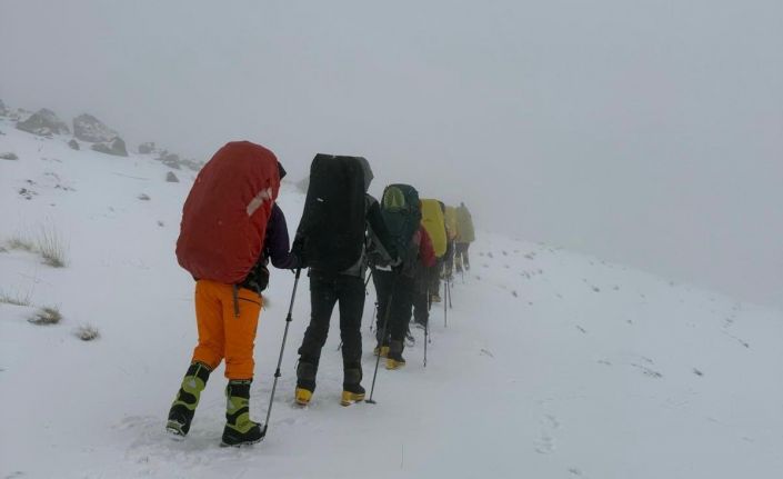 Süphan Dağı zirve tırmanışı zorlu hava şartları nedeniyle yarıda kaldı