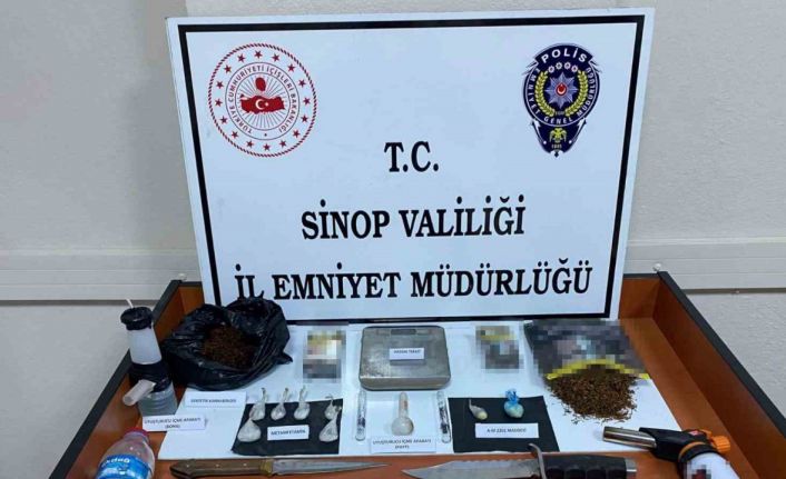 Şüphe üzerine durdurulan otomobilden uyuşturucu madde ve kesici alet çıktı: 3 tutuklama