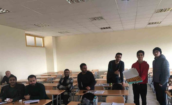 Suriyeli öğrenci, ülkesinin Esad’dan kurtuluşunu sınıfta tatlı dağıtarak kutladı