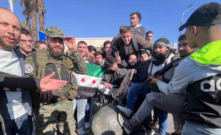 Suriyeliler, Hafız Esad’ın heykelini Emevi meydanında sürükledi