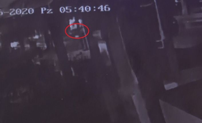 Takla atan araçtan gençleri yola savuran kaza güvenlik kamerasında