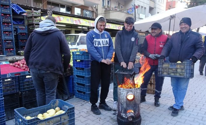 Tavşanlı pazarcıları soğuğa meydan okuyor