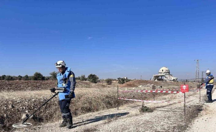 Terör örgütü PKK/YPG’nin Tel Rıfat’ta yollara döşediği bombalar temizleniyor