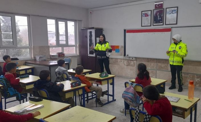 Trafik kurallarını polis ablalarından öğrendiler