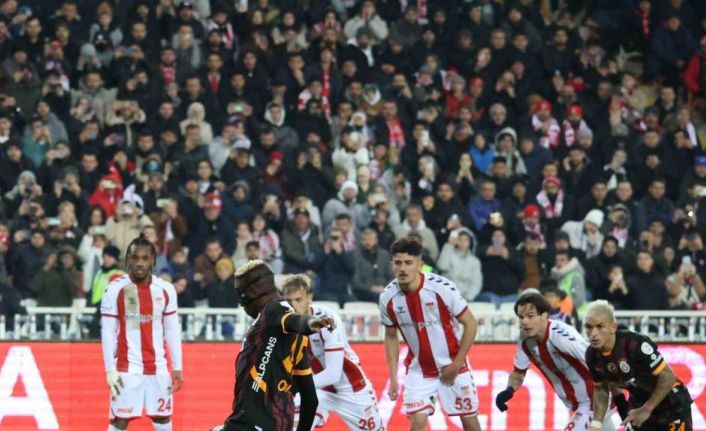 Trendyol Süper Lig:  N.G. Sivasspor: 1 - Galatasaray: 2 (İlk yarı)