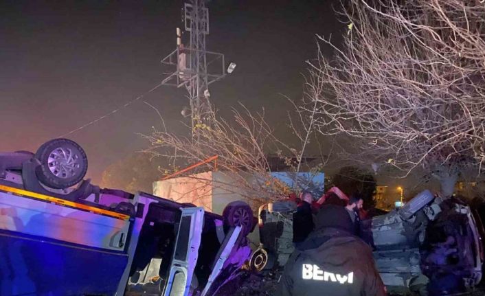 Turgutlu’da feci kaza... Hafif ticari araç ile işçi taşıyan kamyonet çarpıştı: 1’i ağır 6 yaralı