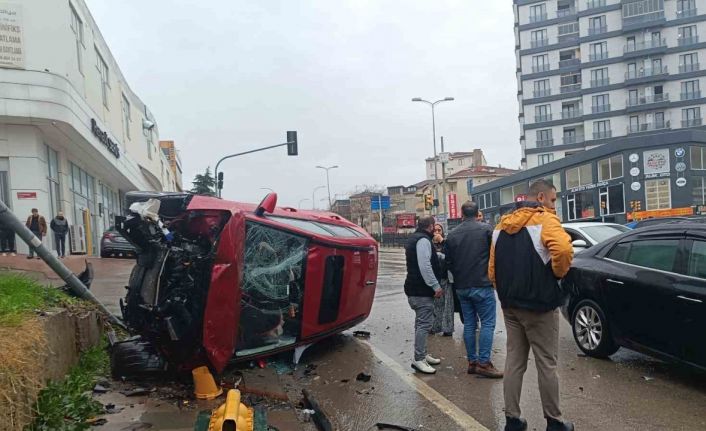 Tuzla’da 2 otomobil çarpıştı: 1 yaralı