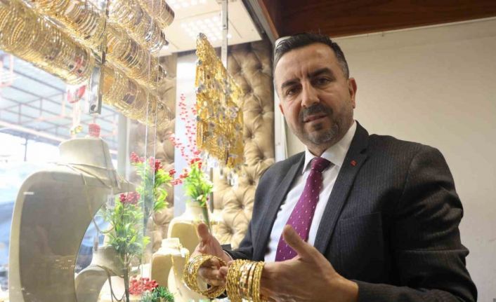 Ülkelerine dönüş hazırlığı yapan Suriyeliler yeni yaşamları için altınlarını bozduruyorlar