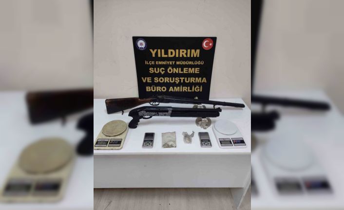 Uyuşturucu madde ticareti yapmaktan aranan cezaevi firarisi arkadaşlarıyla 3 polisi yaraladı