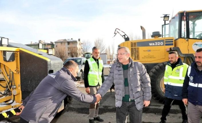 Vali Polat, karla mücadele ekipleriyle bir araya geldi