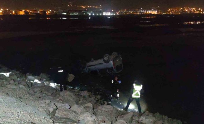 Van’da kamyonet göle uçtu: 2 yaralı