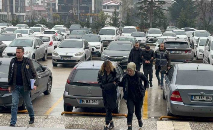 Yabancı uyruklu aileyi, "Adınız terör örgütü ile ilişkilendirilmiş" diyerek 500 bin lira dolandırdılar