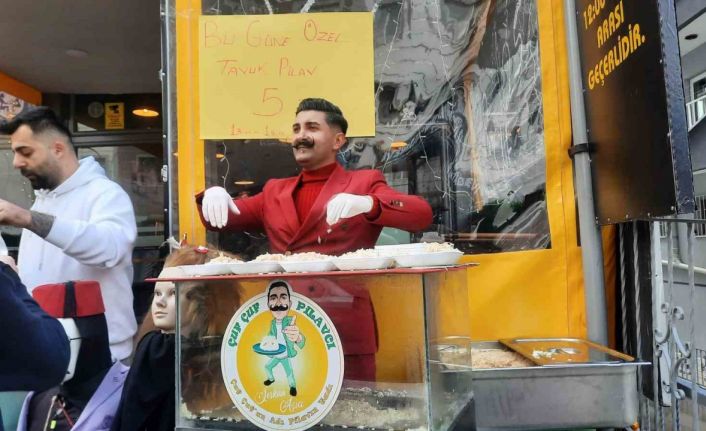 Yılın son günü tavuk pilavı 5 lira yaptı, 3 saatte hepsini sattı