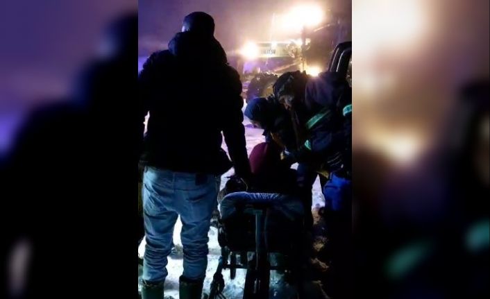 Yolu kardan kapalı köyde yüz felci geçiren kadının imdadına özel idare ve 112 yetişti