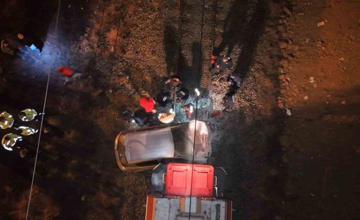 Yük treninin metrelerce sürüklediği otomobil hurdaya döndü: Sürücü canını son anda kurtardı