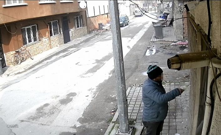 20 saattir ekiplere direnen şahsın bir evi benzin dökerek kundakladığı görüntüler oraya çıktı
