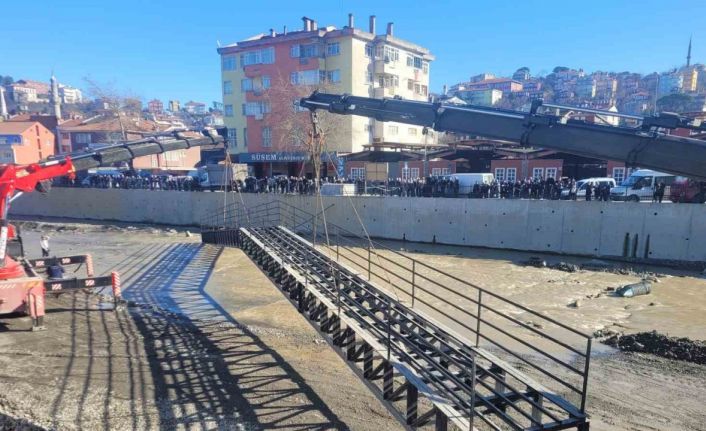 2,5 yıl önce sel sularına kapılmıştı, ilçeyi birbirine bağlayan üst geçit yeniden yerine konuldu