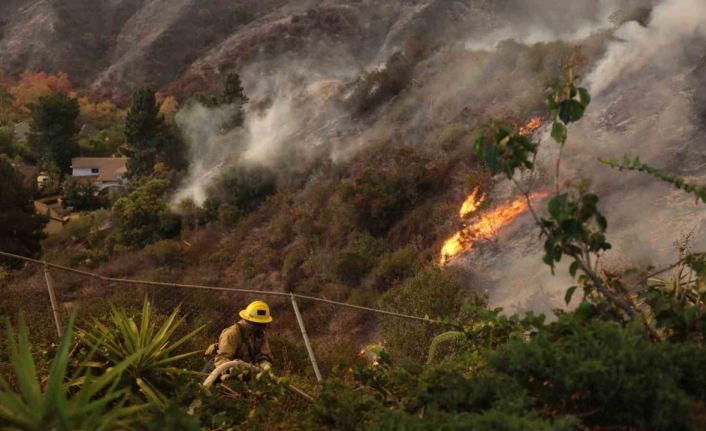 ABD’deki yangınlar devam ediyor: Mahkumlar yangın söndürme çalışmalarına yardım ediyor