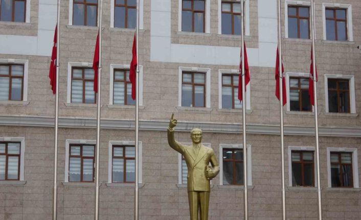 Adıyaman’da bayraklar yarıya indirildi