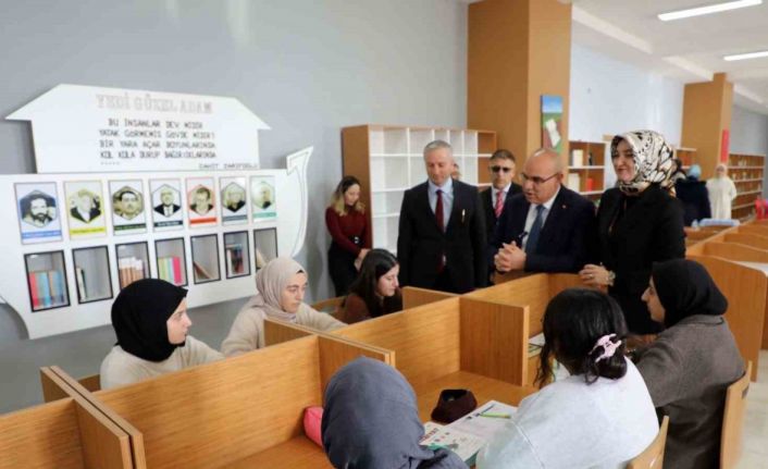 Ağrı Valisi Koç, üniversite sınavına hazırlanan öğrencilere destek oldu