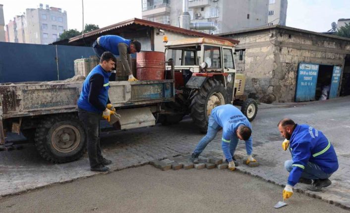 Akdeniz’de yol ve kaldırım yenileme çalışmaları sürüyor