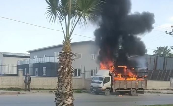 Alev alev yanan kamyoneti ile trafikte seyretti