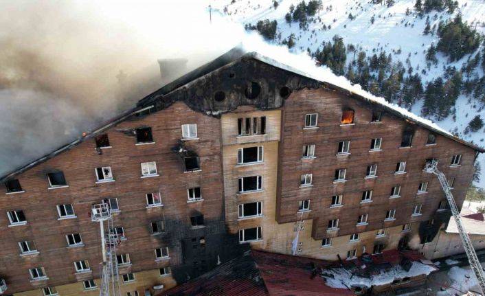 Alev alev yanan otel havadan görüntülendi