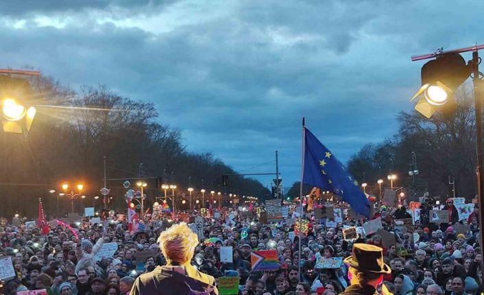 Almanya’da yaklaşık 100 bin kişiden aşırı sağ karşıtı protesto