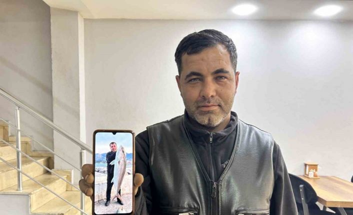 Amatör balıkçı bir metrelik iki dev balığı oltayla tek seferde yakaladı