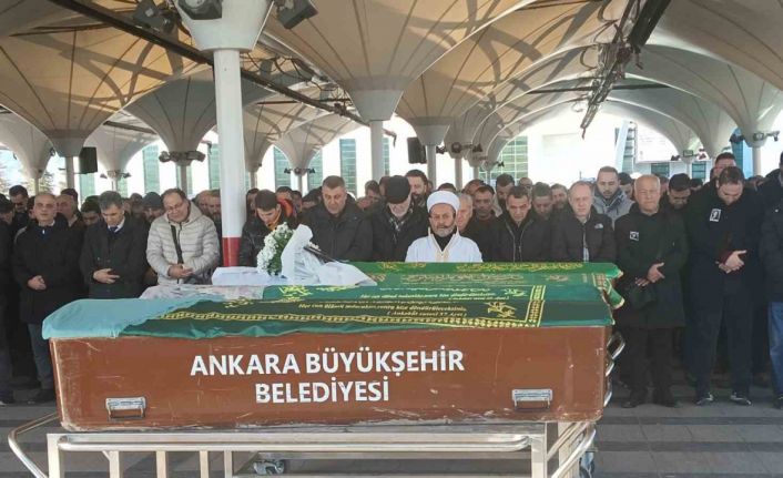 Araçtan atladığı sırada bir başka aracın çarptığı genç kadın son yolculuğuna uğurlandı