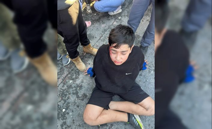 Arnavutköy’de ilginç görüntü: Bisikletten düşen çocuğu tişörtünden sürükledi