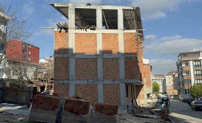 Arnavutköy’de inşaattan düşen işçi ağır yaralandı