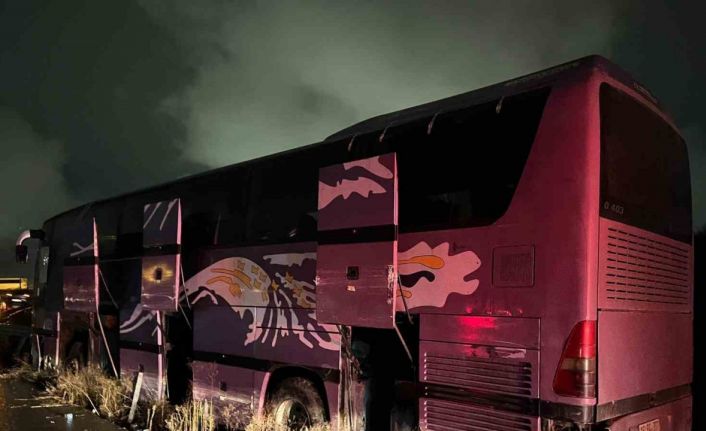 Arnavutköy’de otobüsle seyir halindeyken kalp krizi geçirip kaza yapan sürücü hayatını kaybetti