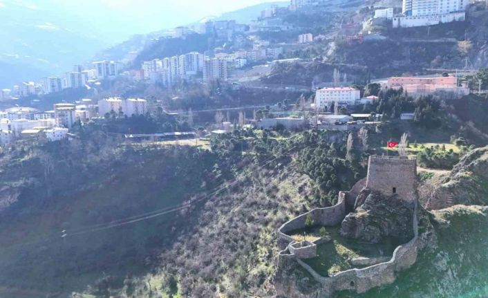 Artvin Kalesi’nin surlarında Türk bayrağı yeniden dalgalanıyor