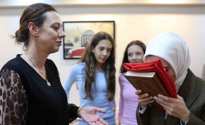 Bakan Göktaş, şehit ailesine Kuran-ı Kerim ve Türk bayrağı hediye etti