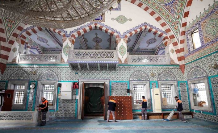 Bakırköy Belediyesi ibadethaneleri dip köşe temizliyor