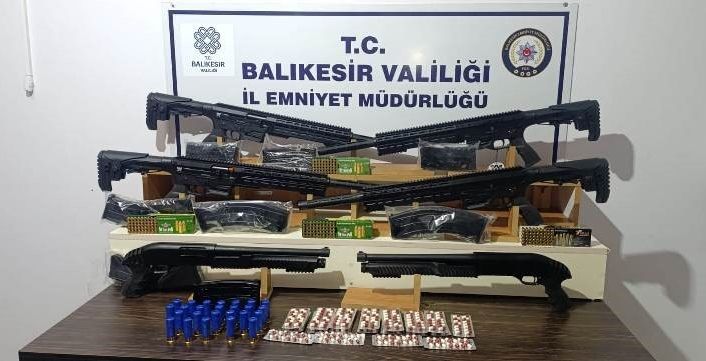 Balıkesir’de bir kadını darbeden şahsın evinde silahlar ele geçirildi