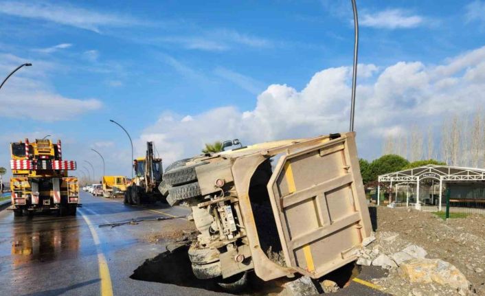 Balıkesir’de yol yarıldı, hafriyat kamyonu içine düştü