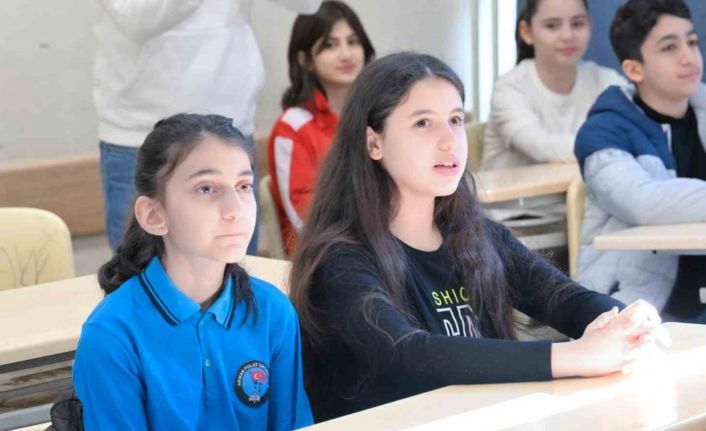 Başkan Bahçetepe’den, Ayşegül’e karne hediyesi