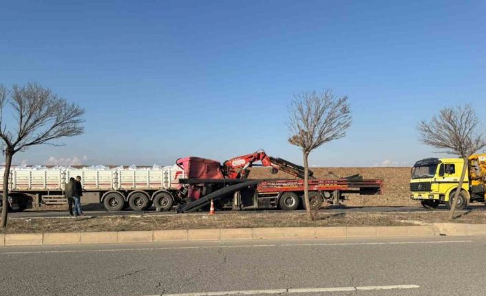 Batman’da vinç tıra çarptı: 1 yaralı