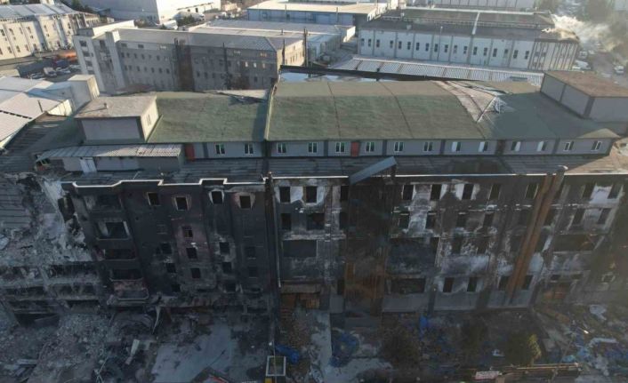 Beylikdüzü’nde günlerce yanan fabrikada yıkım çalışması başladı